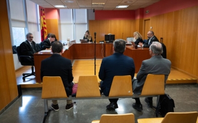 Els tres acusats de la peça 33 d'esquena | Roger Benet